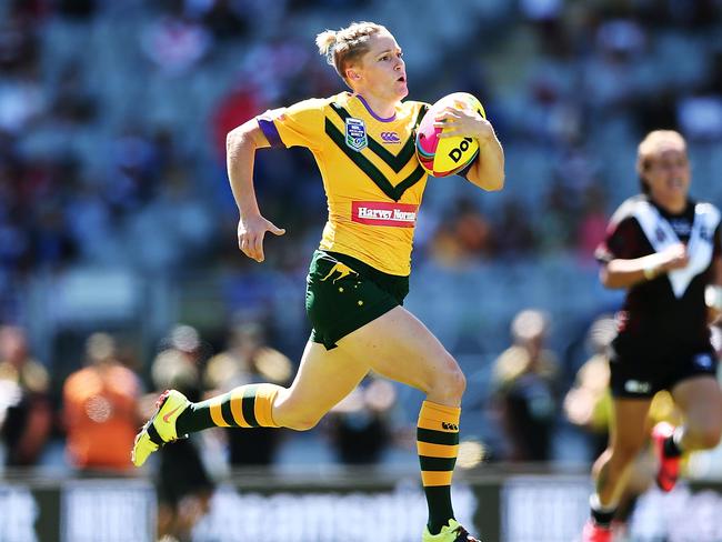 Chelsea Baker makes a break on her way to scoring a try during the 2017 Auckland Nines match between the Kiwi Ferns and the Australian Jillaroos.