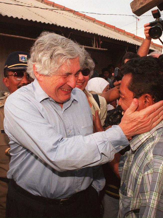 Wolfensohn jokes with shopkeeper in Indonesia in 1998.