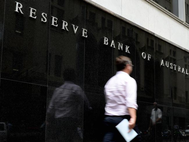 People are seen walking past the Reserve Bank of Australia headquarters in Sydney, Thursday, Jan. 9, 2014. (AAP Image/Dan Himbrechts) NO ARCHIVING