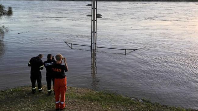 SES and QFES staff check the latest flood height as the Fitzroy River continues to rise. Picture: Melanie Plane