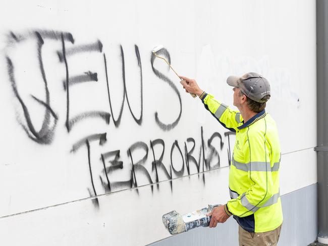 The Daily Telegraph Thursday 30 January 2025Maroubra school graffitiGraffiti removalists have painted over the anti-semetic graffiti on Mount Sinai College in Maroubra. Picture Thomas Lisson