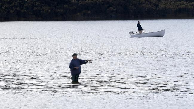 Tasmanian Trout season open day picture of fisherman at Craigbourne Dam (2016)