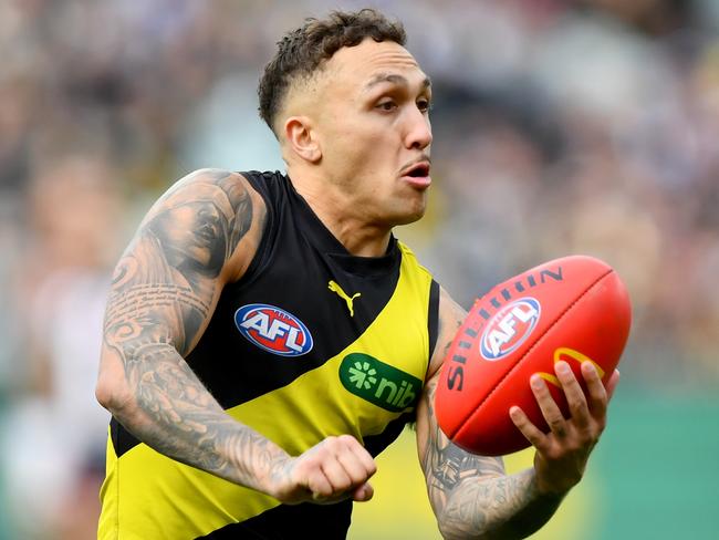 MELBOURNE, AUSTRALIA - JULY 28: Shai Bolton of the Tigers handballs during the round 20 AFL match between Collingwood Magpies and Richmond Tigers at Melbourne Cricket Ground, on July 28, 2024, in Melbourne, Australia. (Photo by Josh Chadwick/Getty Images)