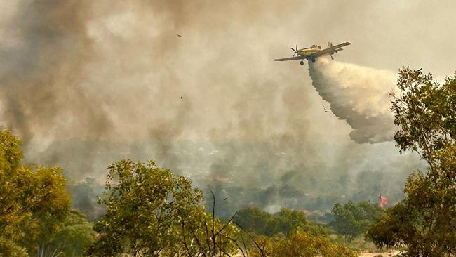 Efsta Konidaris Photography captured images of water bombers helping to douse the Tennant Creek bushfires at Battery Hill. Photos: Efsta Konidaris Photography