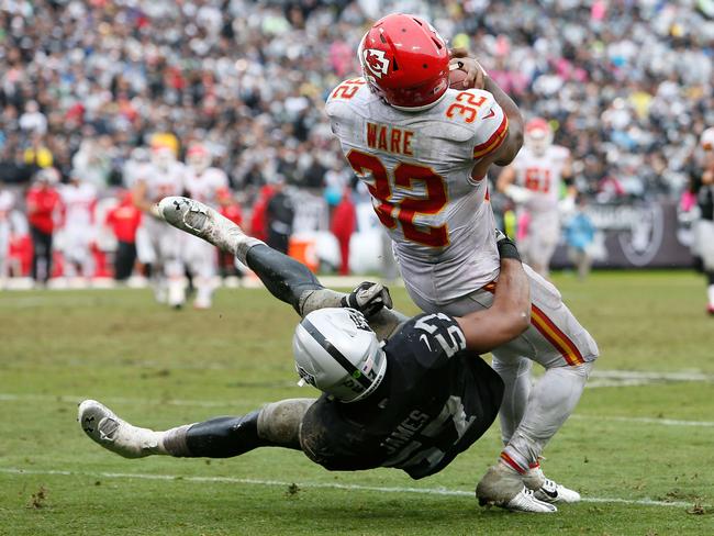 Ware, Smith help lead Chiefs to 26-10 over Raiders