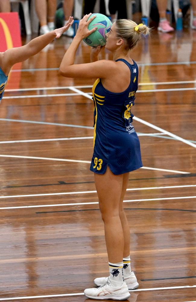 Bond Bull Shark Hannah Le Sage lines up for a shot. Image: Scott &amp; Chloe Davis.