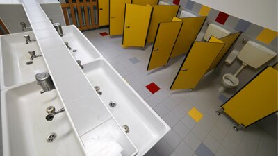 School bans kids from going to toilet during lessons