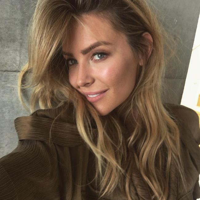 Jennifer Hawkins snaps flawless date night selfie, 