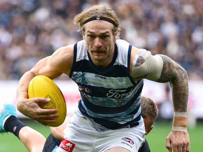 MELBOURNE, AUSTRALIA - APRIL 27: Tom Stewart of the Cats breaks free of a tackle during the round seven AFL match between Carlton Blues and Geelong Cats at Melbourne Cricket Ground, on April 27, 2025, in Melbourne, Australia. (Photo by Quinn Rooney/Getty Images)