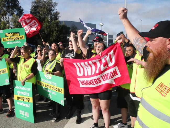 MELBOURNE, AUSTRALIA- NewsWire Photos DECEMBER 2, 2024: Woolworth workers on a picket line at the Dandenong South Distribution centre.The centre was meant to open at 6am however it remains blocked with a picket line of workers. Picture:  NewsWire/ David Crosling