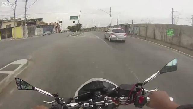 Terrifying motorbike hold-up in Brazil