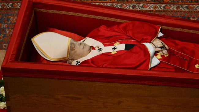 EDITORS NOTE: Graphic content / This photograph shows late Pope Francis as he lies in state in a coffin at St Peter's Basilica in The Vatican, on April 24, 2025. The Vatican on April 24 said some 61,000 people had already paid their respects to Pope Francis, whose body is lying in state in St Peter's Basilica ahead of his funeral. (Photo by Alberto PIZZOLI / AFP)
