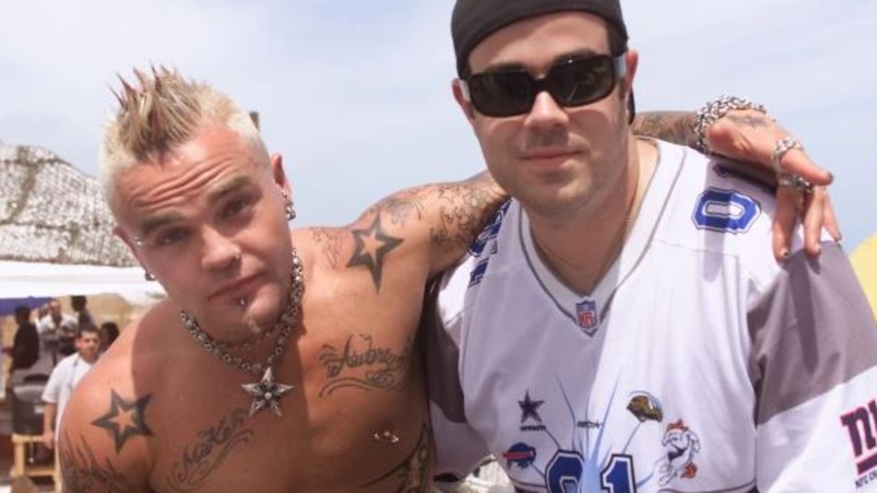 Crazy Town Singer Shifty Shellshock Real Name Seth Binzer Looks   0344fb0540674e3b67b1f7faf0a7449c