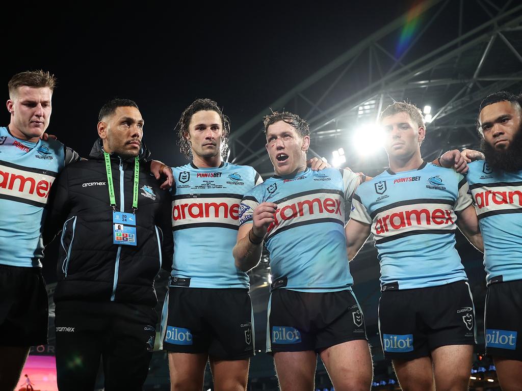 Sharks captain Cameron McInnes speaks to players after their defeat. Picture: Matt King/Getty Images