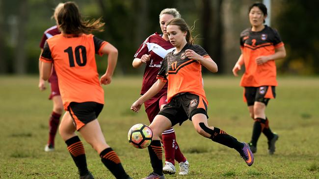 Samantha Coupland wins a loose ball for Wakehurst. Picture: Troy Snook