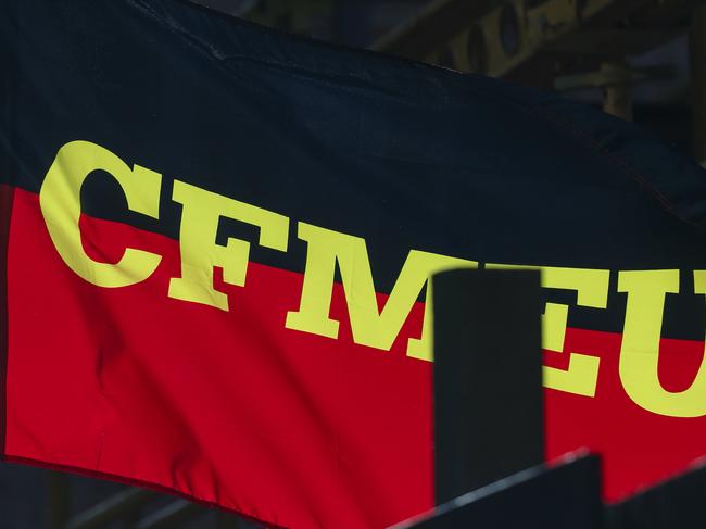 BRISBANE, AUSTRALIA - NewsWire Photos - JULY 15, 2024:  Generic photographs of CFMEU flags outside a Brisbane CBD worksite.Picture: NewsWire / Glenn Campbell