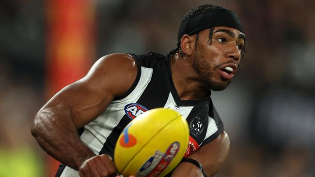 MELBOURNE, AUSTRALIA - SEPTEMBER 22: Isaac Quaynor of the Magpies handballs during the AFL First Preliminary Final match between Collingwood Magpies and Greater Western Sydney Giants at Melbourne Cricket Ground, on September 22, 2023, in Melbourne, Australia. (Photo by Robert Cianflone/AFL Photos/via Getty Images)