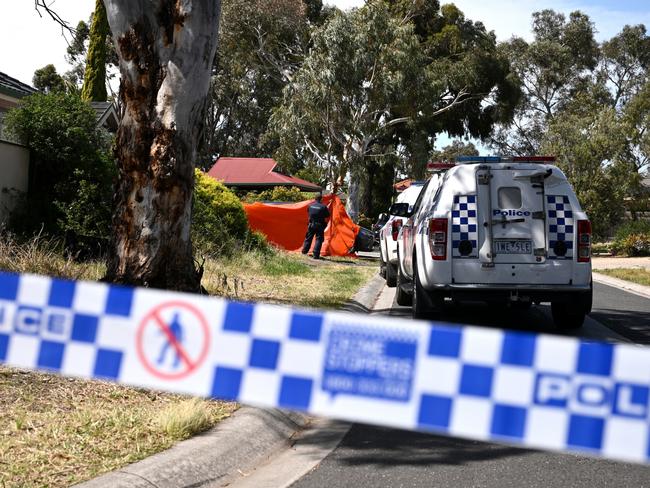 MELBOURNE, AUSTRALIA. NewsWire Photos. OCTOBER 4, 2024. Victoria Police establish a crime scene on Chris Court at Hillside in Melbourne. Police have shot a man armed with a knife after he allegedly confronted officers at the scene of a fatal stabbing. Picture: NewsWire/Pool/ Joel Carrett