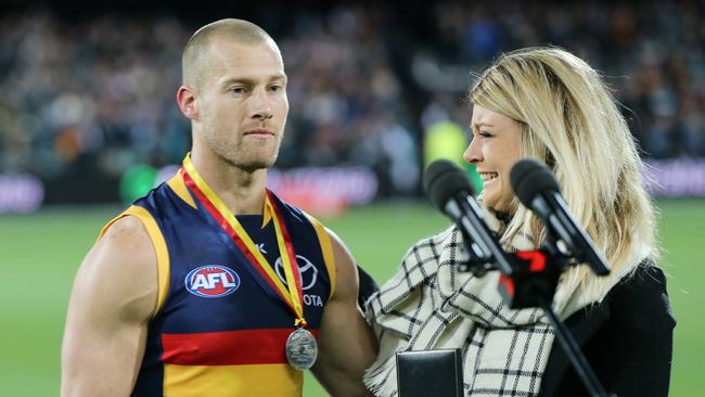 Scott Thompson wins the Phil Walsh medal, presented by Quinn Walsh, daughter of Phil, in 2015. Picture: Calum Robertson