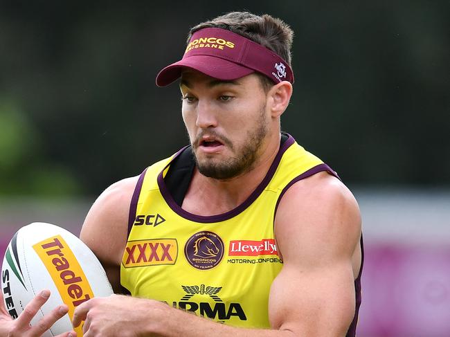 Brisbane Broncos player Corey Oates runs with the ball during a team training session ahead of Week 1 of the NRL Finals Series at Clive Berghofer Field in Brisbane, Thursday, September 6, 2018. The Brisbane Broncos face the St George-Illawarra Dragons in an Elimination Final at Suncorp Stadium on Sunday. (AAP Image/Darren England) NO ARCHIVING