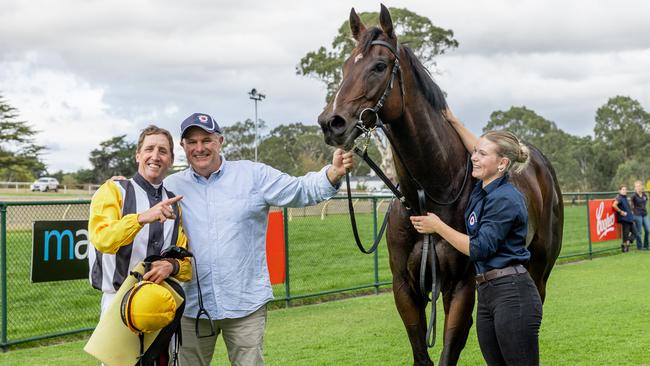 Justin Potter (left) and David Jolly (right) pose with Volcanic Express after the Hills Railway victory at Oakbank. Picture: Makoto Kaneko