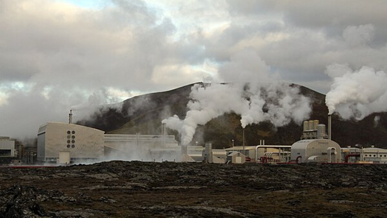 Iceland volcano: ‘Time’s up’ as town evacuated, Blue Lagoon closed ...