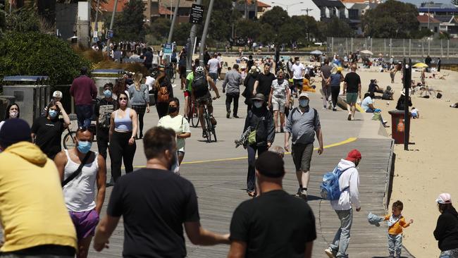 People enjoy the weather at St Kilda beach on the weekend. Picture: NCA NewsWire/Daniel Pockett