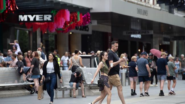 MELBOURNE AUSTRALIA - Newswire Photos NOVEMBER 25TH 2023 : Busy crowds shopping in Melbourne as Black Friday sales continue. PICTURE : NCA Newswire / Nicki Connolly