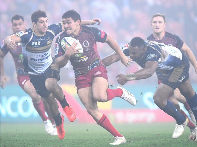 BRISBANE, AUSTRALIA - JULY 07:  Izaia Perese of the Reds breaks away from the defence during the round 16 Super Rugby match between the Reds and the Brumbies at Suncorp Stadium on July 7, 2017 in Brisbane, Australia.  (Photo by Bradley Kanaris/Getty Images)