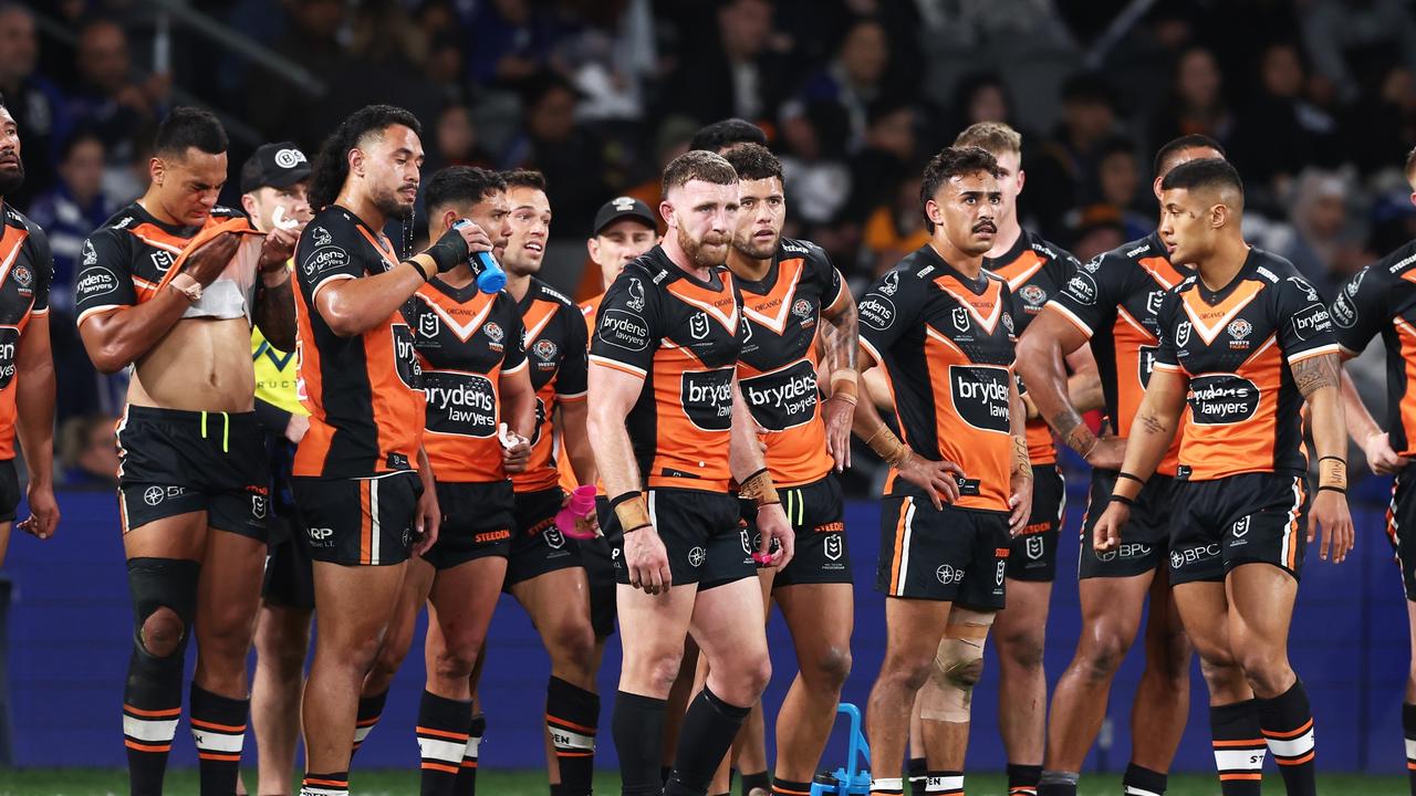 SYDNEY, AUSTRALIA - JUNE 19: The Tigers look dejected after a Bulldogs try during the round 15 NRL match between the Canterbury Bulldogs and the Wests Tigers at CommBank Stadium, on June 19, 2022, in Sydney, Australia. (Photo by Matt King/Getty Images)
