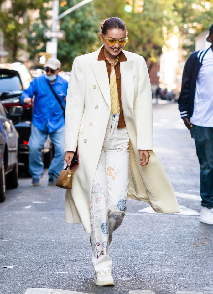 Outfits To Style White Jeans In Winter - Vogue Australia