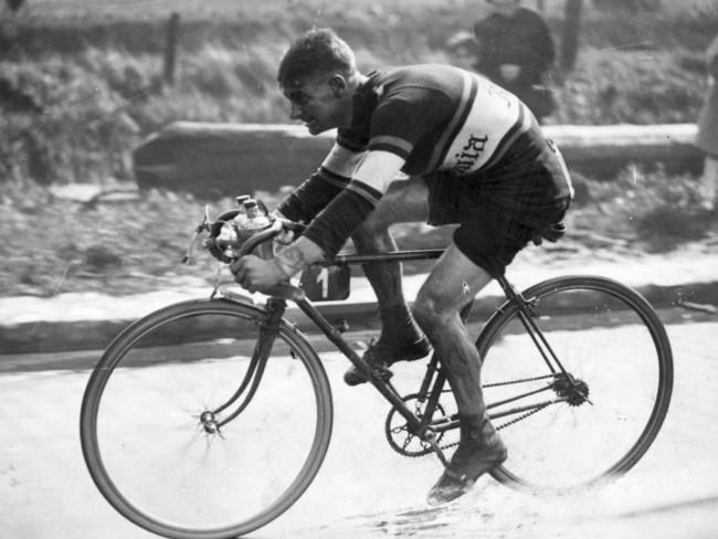 Australians took a long time to crack the Tour de France | Daily Telegraph