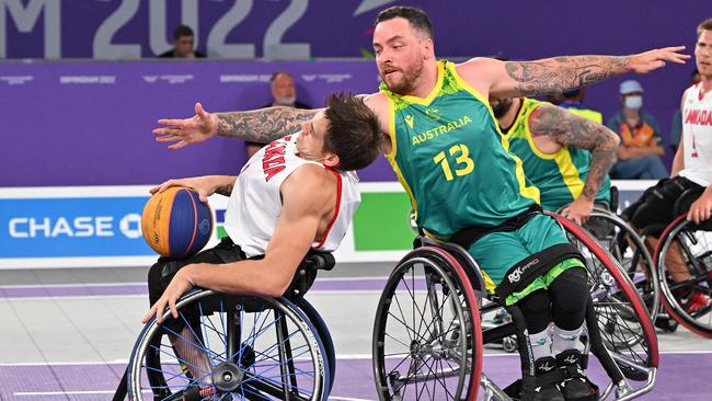 Canada's Vincent Dallaire (L) vies with Australia's Luke Pople (R) during the para-men's Wheelchair 3x3 Basketball event on day one of the Commonwealth Games at Smithfield in Birmingham, central England, on July 29, 2022. (Photo by GLYN KIRK / AFP)