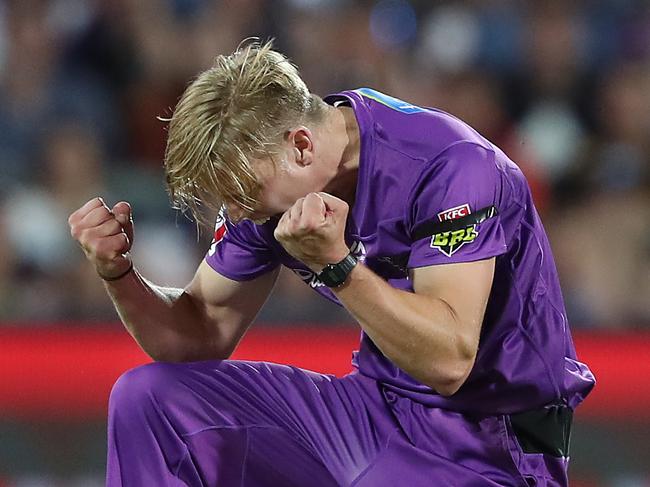 ADELAIDE, AUSTRALIA - JANUARY 26: Nathan Ellis of the Hobart Hurricanes celebrates the wicket of Michael Neser of the Adelaide Strikersduring the Big Bash League match between the Adelaide Strikers and the Hobart Hurricanes at the Adelaide Oval on January 26, 2020 in Adelaide, Australia. (Photo by James Elsby/Getty Images)