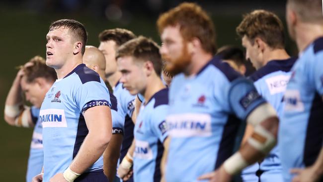 WOLLONGONG, AUSTRALIA - MARCH 06: Angus Bell of the Waratahs and his team look dejected after a Chiefs try during the round six Super Rugby match between the Waratahs and the Chiefs at WIN Stadium on March 06, 2020 in Wollongong, Australia. (Photo by Mark Kolbe/Getty Images)