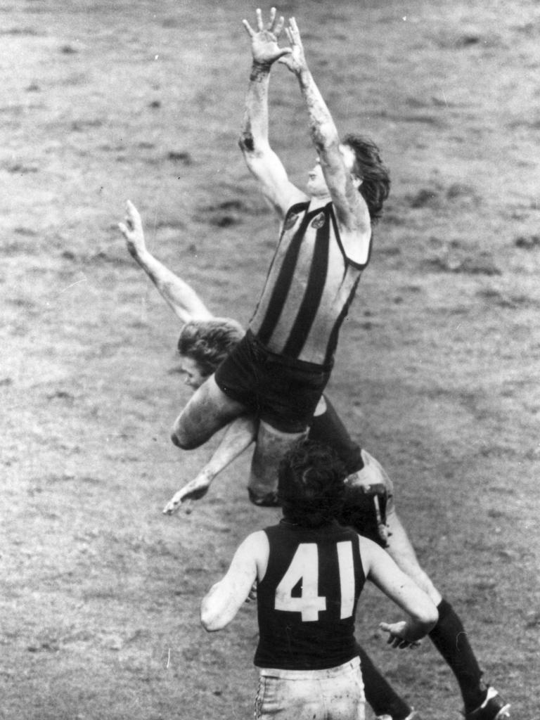 Collingwood vs Carlton. Bill (Billy) Picken leaps for a mark in the 1979 AFL grand final. a/ct sport action