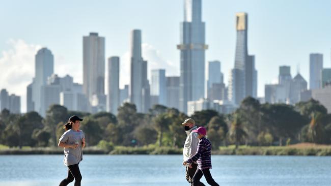 People enjoying the afternoon sunshine at Albert Park Lake in Melbourne. Picture: NCA NewsWire / Nicki Connolly