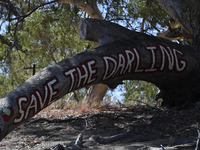 Diminishing water levels on the Darling River below weir 32 near Menindee, Wednesday, February 13, 2019. The Darling River and the Menindee Lakes are under pressure from low water flow as a result of the continuing drought affecting more than 98% of New South Wales. (AAP Image/Dean Lewins) NO ARCHIVING