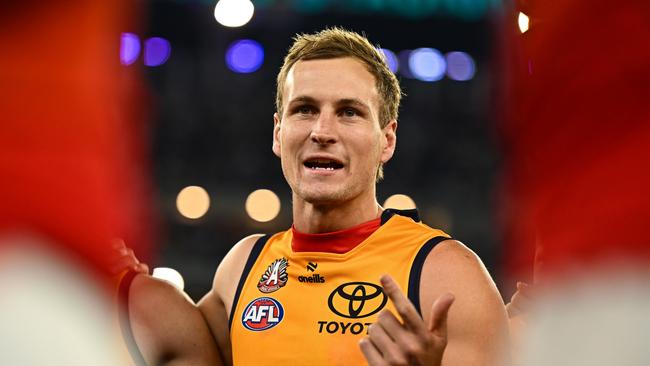 PERTH, AUSTRALIA - APRIL 25: Jordan Dawson of the Crows leads the team huddle during the 2025 AFL Round 07 match between the Fremantle Dockers and the Adelaide Crows at Optus Stadium on April 25, 2025 in Perth, Australia. (Photo by Daniel Carson/AFL Photos via Getty Images)