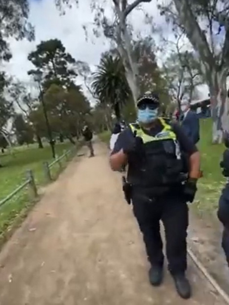 Another cop gave the thumbs up. Picture: Twitter/@OzraeliAvi