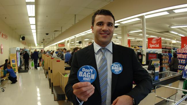 Current opposition leader and former Shop Distributive and Allied Employees Union secretary Peter Malinauskas with the "Don't Bag Me!" badges in 2009.