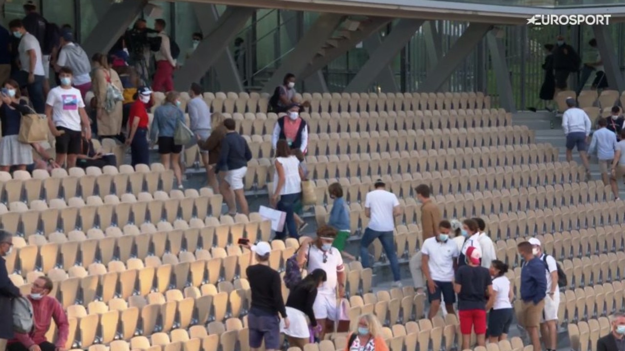 Fans leave Roland Garros. Photo: Eurosport vis Twitter, @tomcarayol