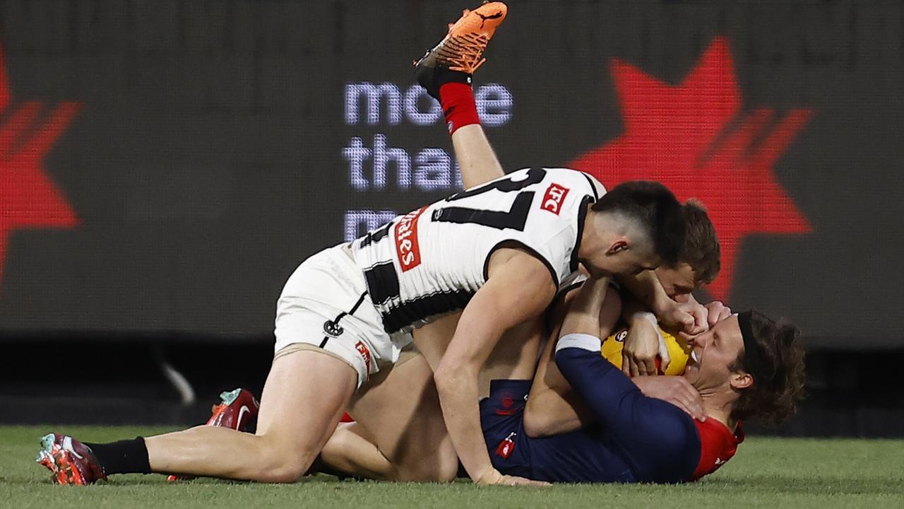 MELBOURNE, AUSTRALIA - AUGUST 05: Brayden Maynard of the Magpies tackles Ed Langdon of the Demons during the round 21 AFL match between the Melbourne Demons and the Collingwood Magpies at Melbourne Cricket Ground on August 05, 2022 in Melbourne, Australia. (Photo by Darrian Traynor/Getty Images)