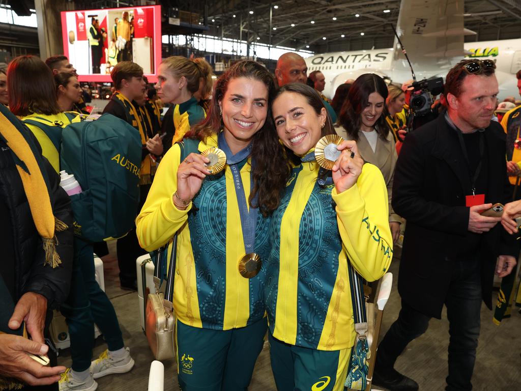 Sisters Jessica and Noemie Jess Fox sohow off their gold medals. Picture: Rohan Kelly