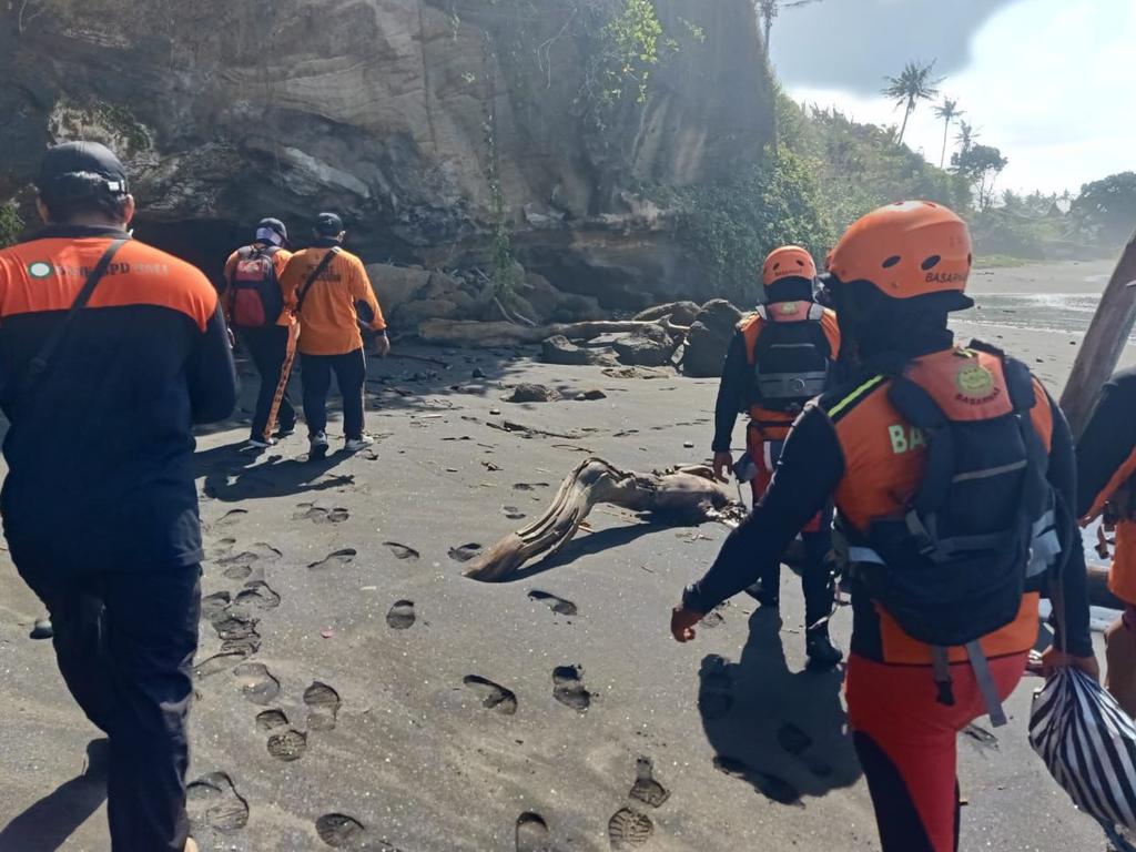 Local search agency on the scene on Balian Beach, Tabanan. Picture: Denpasar Search and Rescue Agency