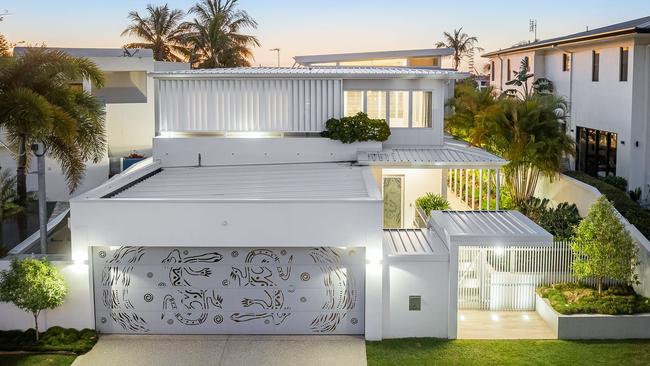 4 Paradise Place, Surfers Paradise sold after 115 bids.