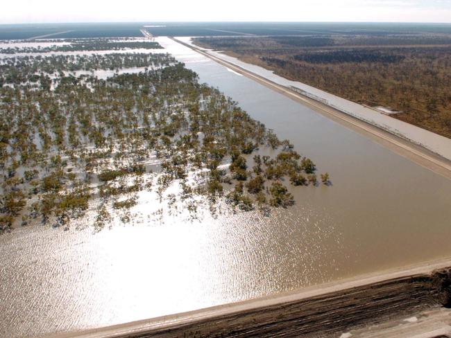 A huge artificial lake surrounds a cotton farm in south-eastern Australia.