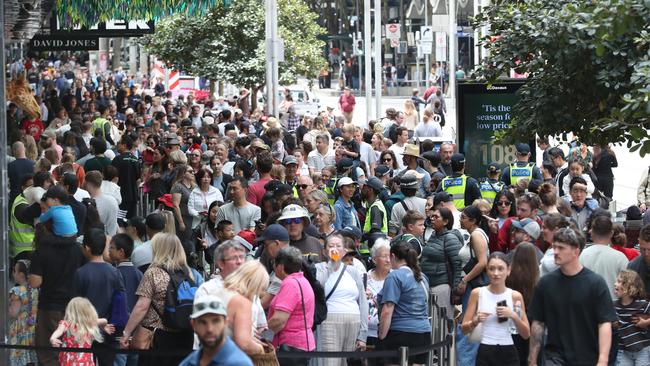 MELBOURNE, AUSTRALIA- NewsWire Photos DECEMBER 24, 2024: Last minute Christmas shopping and festivities in Melbourne CBD. Picture:  NewsWire/ David Crosling