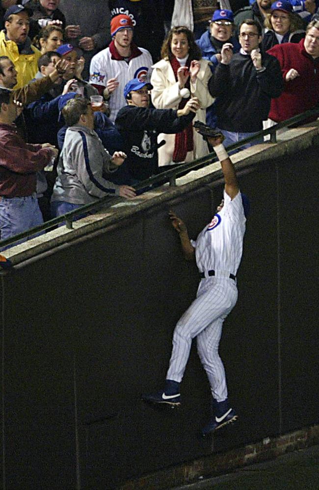 MLB: Chicago Cubs want to make amends with Steve Bartman