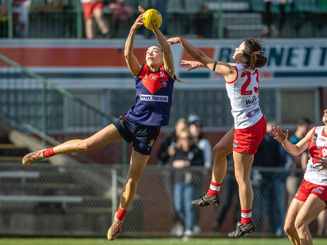 SFLW Division 1 Grand Final. Clarence vs North Hobart Elise Barwick of North Hobart takes the mark and Rachel Archer, Clarence. Picture: Linda Higginson